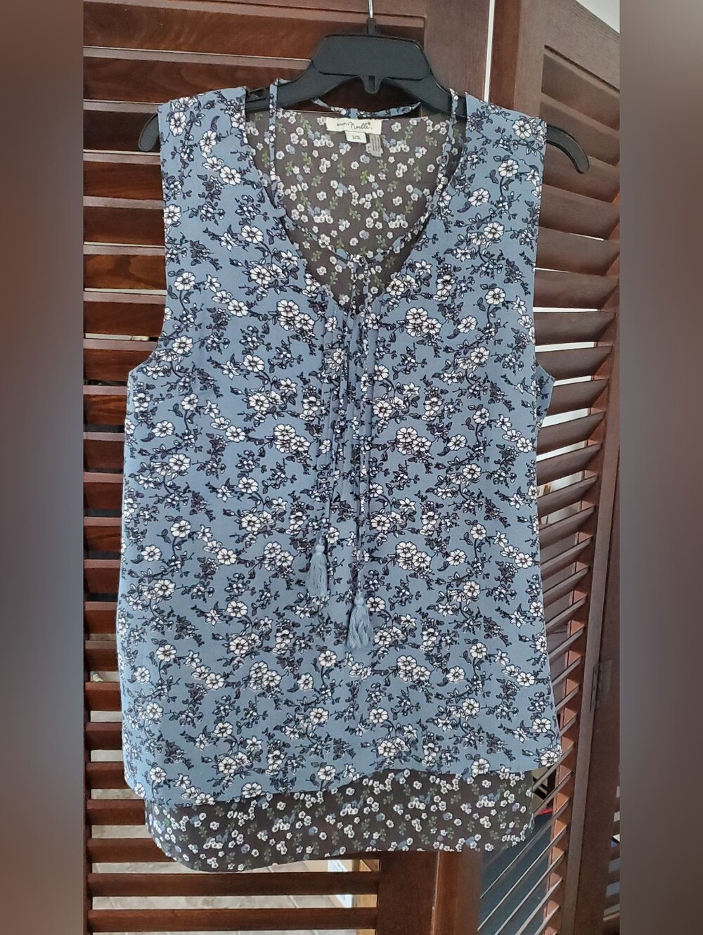 Sleeveless Floral V-Neck Top in Slate Blue, Charcoal, White Floral Size L/XL